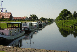 Kanal mit Schiffen